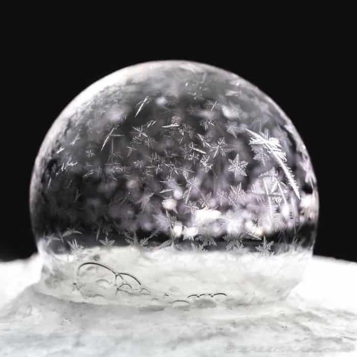soap-bubbles-freezing-at-15-celsius-in-warsaw-poland__700
