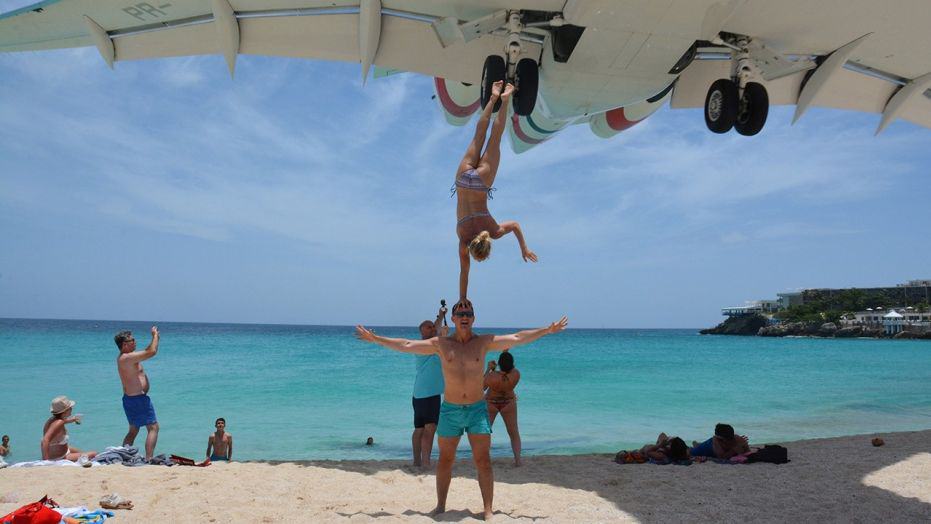 saint martin beach airplane stunt